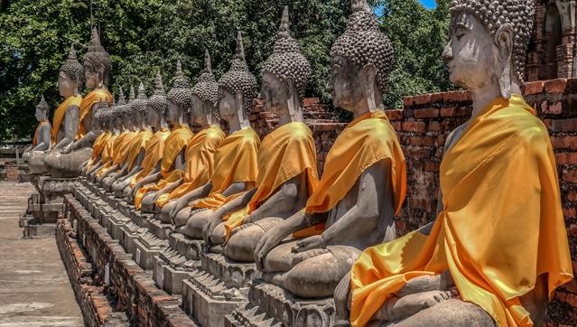 Buddha-Statuen beinahe in militärischer Aufstellung ...